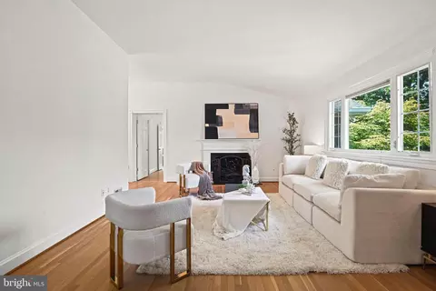 Living - 1603 Simmons Dr, Mclean, VA 22101 photo 4 of 4