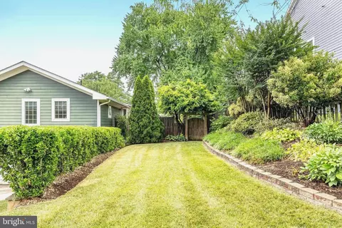 Exterior - 1603 Simmons Dr, Mclean, VA 22101 photo 14 of 16