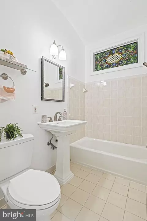 Bath - 1603 Simmons Dr, Mclean, VA 22101 photo 6 of 9