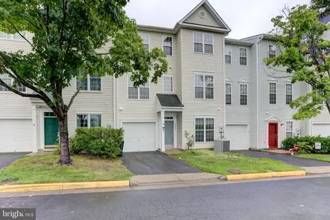 2504 Logan Wood Dr, Herndon, VA 20171