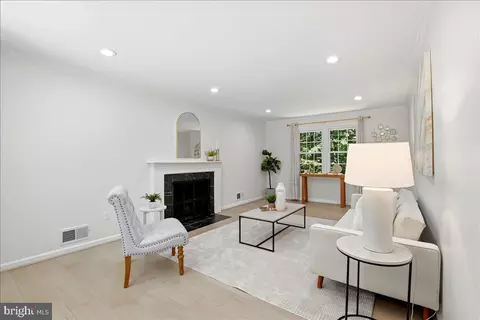 Living - 6601 Reynard Dr, Springfield, VA 22152 photo 1 of 3