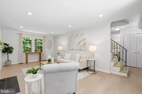 Living - 6601 Reynard Dr, Springfield, VA 22152 photo 2 of 3