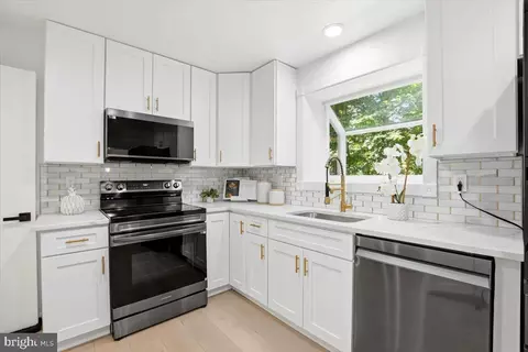 Kitchen - 6601 Reynard Dr, Springfield, VA 22152 photo 3 of 4