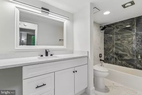 Bath - 1808 Old Meadow Rd #418, Mclean, VA 22102 photo 1 of 1