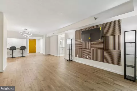 Living - 1808 Old Meadow Rd #418, Mclean, VA 22102 photo 2 of 5