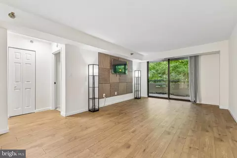 Living - 1808 Old Meadow Rd #418, Mclean, VA 22102 photo 4 of 5