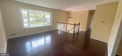 Living - 7208 Briarcliff Dr, Springfield, VA 22153 photo 2 of 4