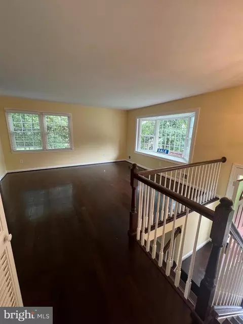 Living - 7208 Briarcliff Dr, Springfield, VA 22153 photo 8 of 10