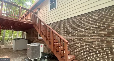 Exterior - 7208 Briarcliff Dr, Springfield, VA 22153 photo 4 of 7
