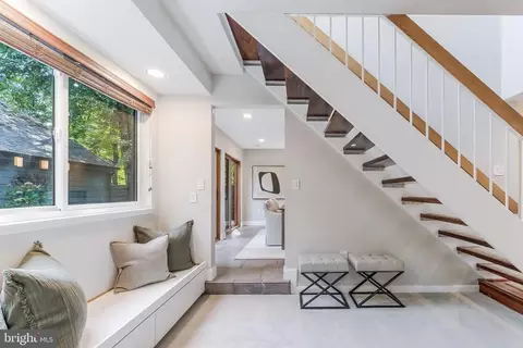 Entry Way - 1982 Solaridge Ct, Reston, VA 20191 photo 4 of 5