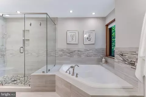 Bath - 1982 Solaridge Ct, Reston, VA 20191 photo 4 of 7