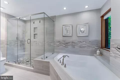 Bath - 1982 Solaridge Ct, Reston, VA 20191 photo 5 of 7