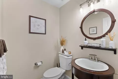 Bath - 7214 Calamo St, Springfield, VA 22150 photo 1 of 6
