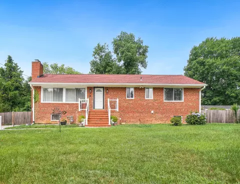 6802 Derrell Ct, Alexandria, VA 22307