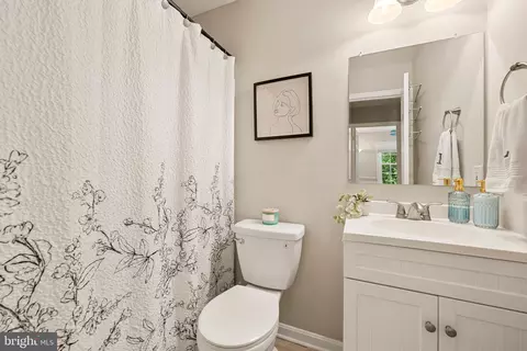 Bath - 6317 Buffie Ct, Burke, VA 22015 photo 3 of 3