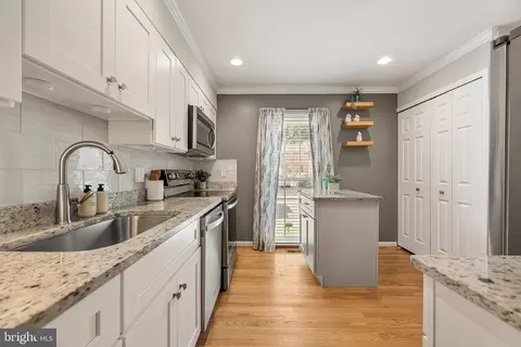 Kitchen - 6317 Buffie Ct, Burke, VA 22015 photo 4 of 4