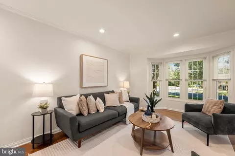 Living - 8413 Forrester Blvd, Springfield, VA 22152 photo 2 of 7
