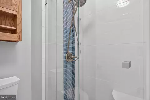 Bath - 7023 Solomon Seal Ct, Springfield, VA 22152 photo 2 of 4