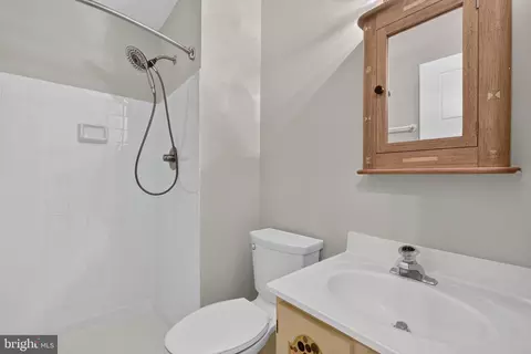 Bath - 7023 Solomon Seal Ct, Springfield, VA 22152 photo 4 of 4