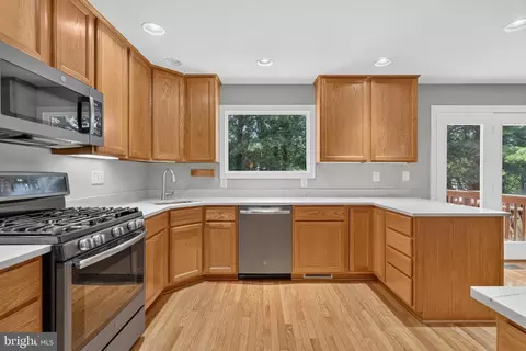 Kitchen - 7023 Solomon Seal Ct, Springfield, VA 22152 photo 2 of 5