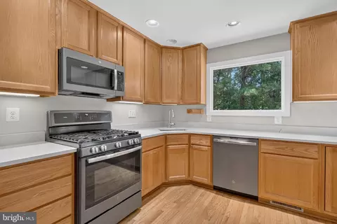 Kitchen - 7023 Solomon Seal Ct, Springfield, VA 22152 photo 3 of 5