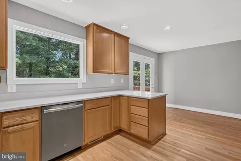 Kitchen - 7023 Solomon Seal Ct, Springfield, VA 22152 photo 5 of 5