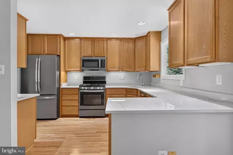 Kitchen - 7023 Solomon Seal Ct, Springfield, VA 22152 photo 4 of 5
