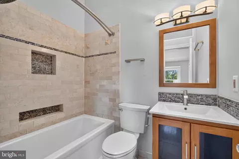 Bath - 7023 Solomon Seal Ct, Springfield, VA 22152 photo 3 of 4