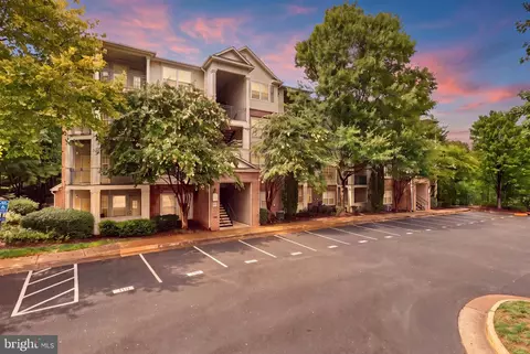 12112 Garden Grove Cir #201, Fairfax, VA 22030