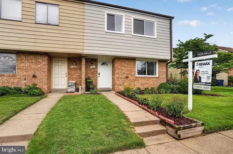 858 Dogwood Ct, Herndon, VA 20170