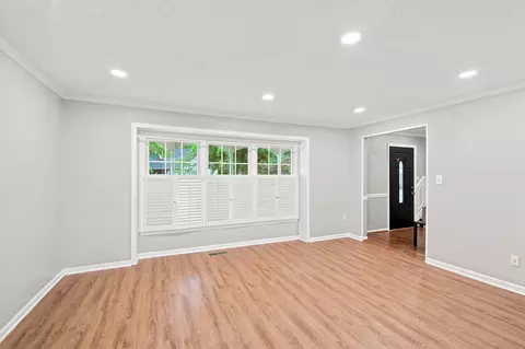 Living - 9201 Beachway Ln, Springfield, VA 22153 photo 2 of 10