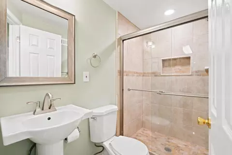 Bath - 9201 Beachway Ln, Springfield, VA 22153 photo 4 of 8