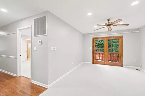 Living - 9201 Beachway Ln, Springfield, VA 22153 photo 7 of 10