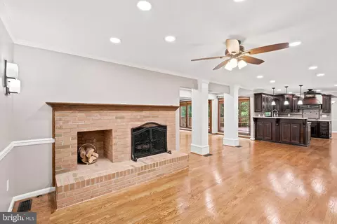Living - 9201 Beachway Ln, Springfield, VA 22153 photo 5 of 10