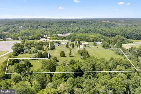View/Area - 14917 A Compton Rd, Centreville, VA 20121 photo 3 of 12