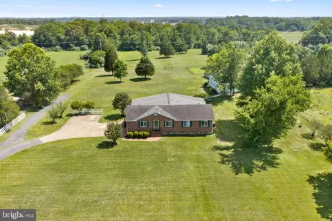 View/Area - 14917 A Compton Rd, Centreville, VA 20121 photo 2 of 12