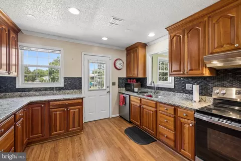 Kitchen - 14917 A Compton Rd, Centreville, VA 20121 photo 3 of 6