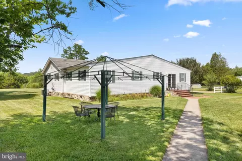 Exterior - 14917 A Compton Rd, Centreville, VA 20121 photo 3 of 8