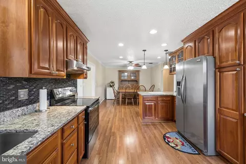 Kitchen - 14917 A Compton Rd, Centreville, VA 20121 photo 2 of 6