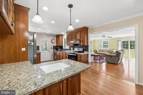 Kitchen - 14917 A Compton Rd, Centreville, VA 20121 photo 4 of 6
