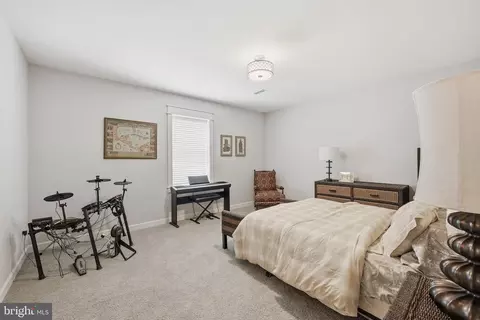 Bedroom - 6810 Broyhill St, Mclean, VA 22101 photo 8 of 9
