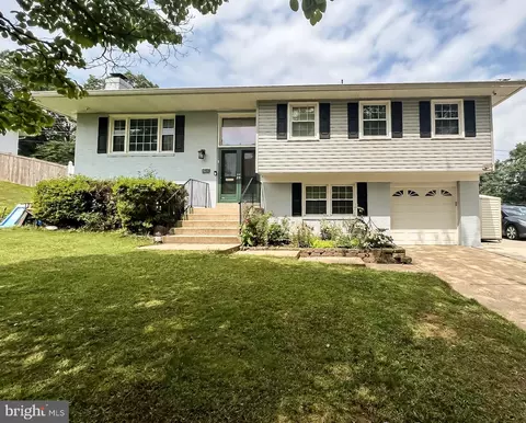 8237 Smithfield Ave, Springfield, VA 22152