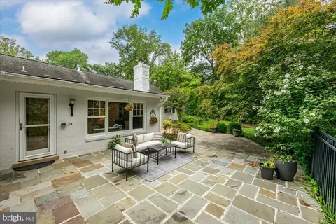 Exterior - 1322 Timberly Ln, Mclean, VA 22102 photo 2 of 9