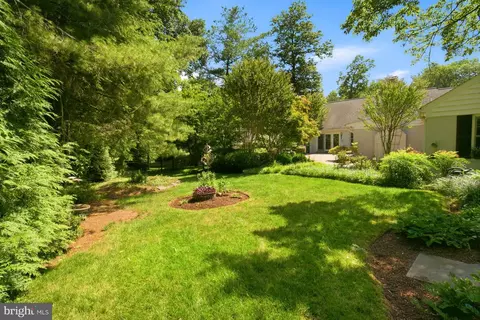Exterior - 1322 Timberly Ln, Mclean, VA 22102 photo 6 of 9