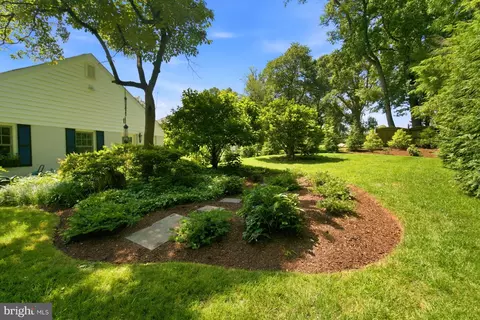 Exterior - 1322 Timberly Ln, Mclean, VA 22102 photo 5 of 9