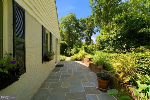 Exterior - 1322 Timberly Ln, Mclean, VA 22102 photo 4 of 9