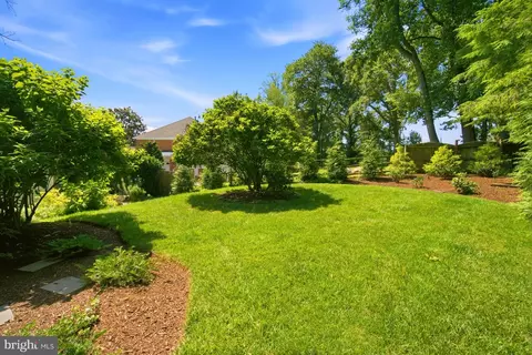 Exterior - 1322 Timberly Ln, Mclean, VA 22102 photo 8 of 9
