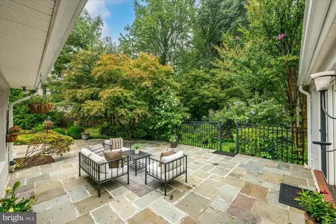 Exterior - 1322 Timberly Ln, Mclean, VA 22102 photo 3 of 9