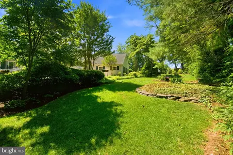 Exterior - 1322 Timberly Ln, Mclean, VA 22102 photo 7 of 9