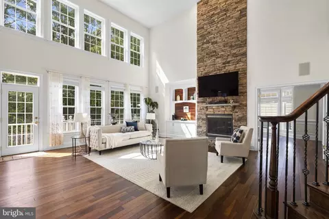 Living - 7532 Red Hill Dr, Springfield, VA 22153 photo 2 of 6